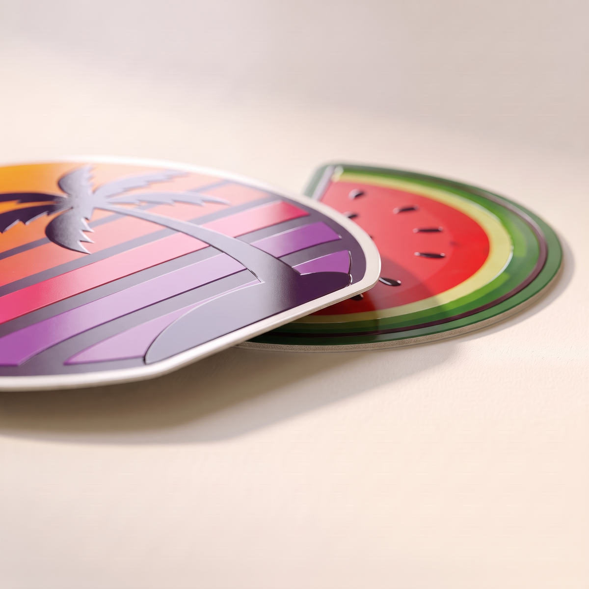 Detalle macro del barniz 3D en relieve de una pegatina DTF UV